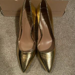 Gold Banana Republic pumps